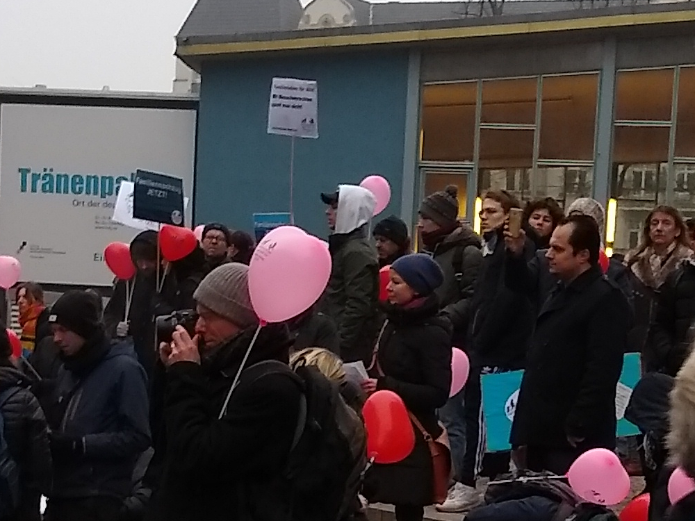 02.02.2019 Berlin: Auftaktkundgebung neben dem Tränenpalast der Demonstration für Familiennachzug und Grundrechte für Alle